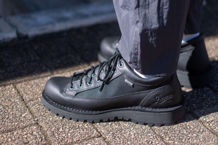 アウトドアからアーバンスタイルまで万能な「DANNER FIELD LOW」