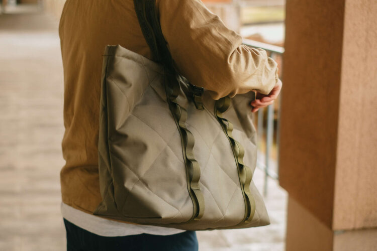 デイリーから小旅行まで幅広く使えるサイズ感のトートバッグ「QUILTED TOTE BAG」