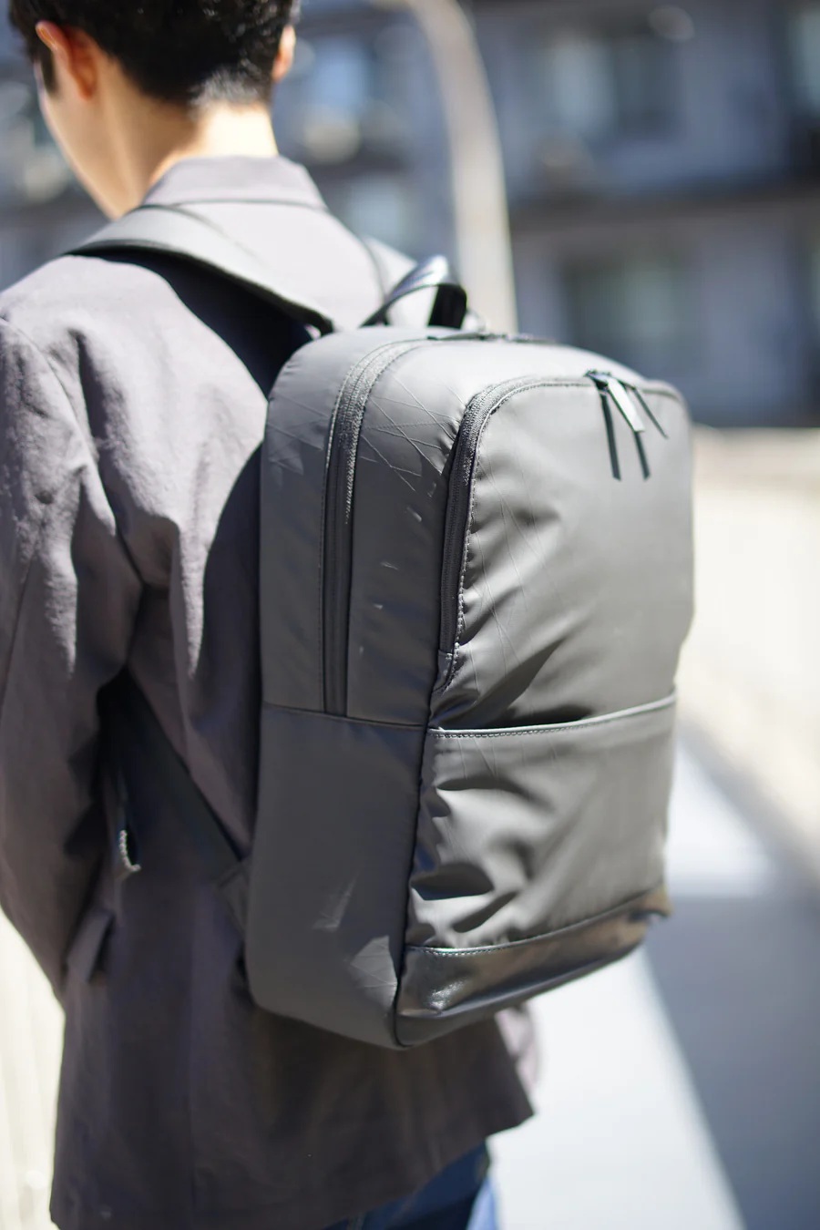 【重量】0.8kg / 1.8lbs【容量】18L【容量】18L【本体外寸サイズ】 H45×W30×D18cm【対応サイズ】A4ファイルサイズ(参考収納寸法 31.3×23.1cm)【対応PCサイズ】13.3インチ(参考収納寸法 31×22×2.5cm)【素材】ポリエステルコーティング材/PU加工