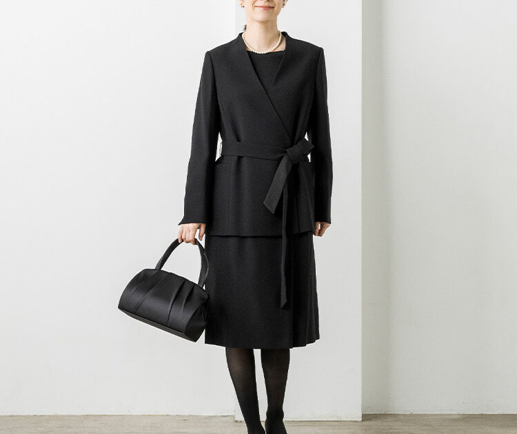 ベルト付きラップ式ブラックフォーマルアンサンブル｜東京ソワール