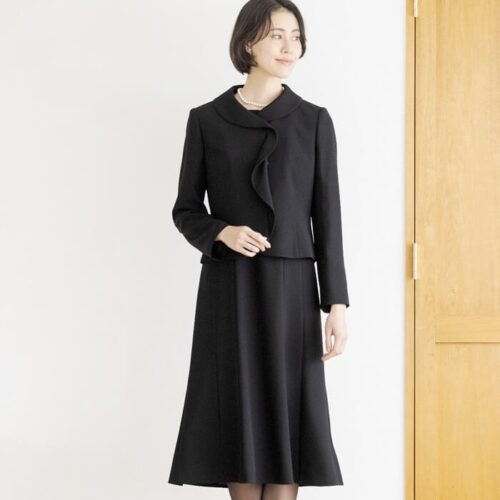 人気ブランドブラックフォーマル 　フリルデザインがエレガントなアンサンブル