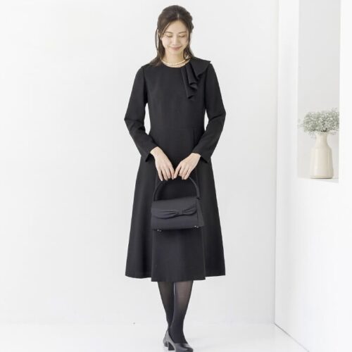 フリルモチーフのロングワンピース