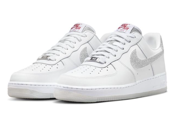 NIKE 大人気モデル AIR FORCE 1 ’07 LX 取扱中!!