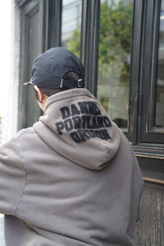 フードのオリジナルロゴが主役の「スタンドジップパーカー」