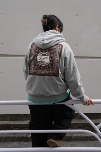 バックプリントがインパクト大の「ジップパーカー」