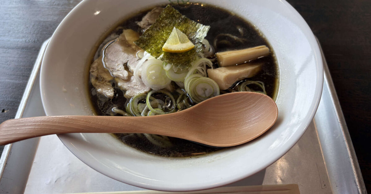 那須に来たら絶対食べたい！竹炭が生んだ「真っ黒なラーメン」が話題の