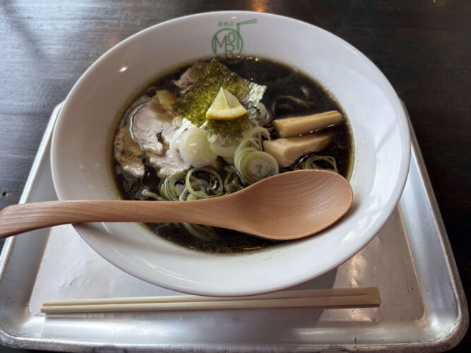 那須に来たら絶対食べたい！竹炭が生んだ「真っ黒なラーメン」が話題の森商店 戸田クロスロード店に行ってみた