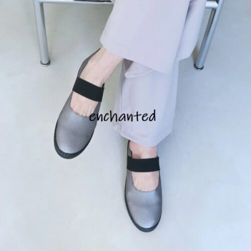 足元にやさしい抜け感を添える、メリージェーンバブーシュ。
